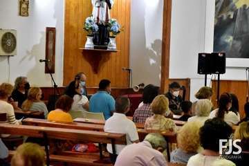  Decenas de fieles rinden pleitesía a San Antonio de Padua en Clavellinas/Francisco Javier Santana.